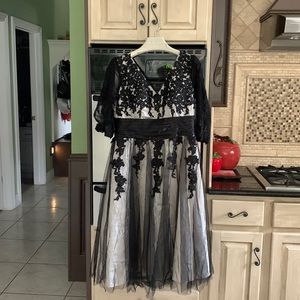 Black mid length lace mid sleeve size 14 brand new. Label says Wedding Dress